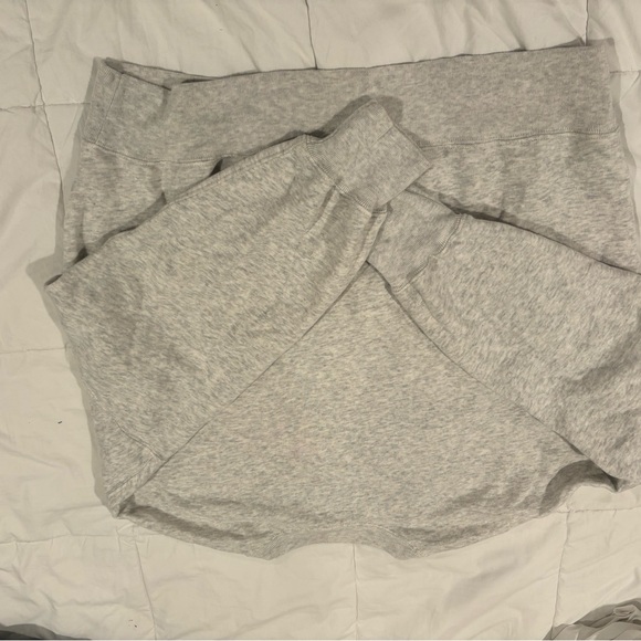 Abercrombie & Fitch Gray Sweater with New York Crest - Picture 6 of 6